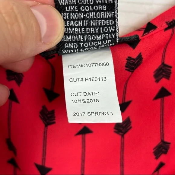 Torrid Arrow Print Sleeveless Blouse Size 2X Red - Picture 9 of 9